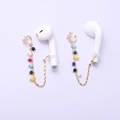 Détail de la chaîne anti-perte dorée avec perles colorées et breloque étoile pour écouteurs - Cristal Facetté Multicolore (NCE03779)