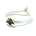 Detaillierte Makroansicht des Bienenanhängers mit grünen und blauen Kristallen am Gummiband - Hellgrüner Bienenstil (NCB00432)