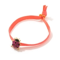 Nahaufnahme des Marienkäfer-Anhängers mit Kristallen und Herzperle am Gummiband - Orangener Marienkäferstil (NCB00435)
