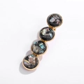 Dettaglio del fermaglio per capelli con perle e diamanti su una montatura in metallo dorato - Stile Tondo con Conchiglia Dorata (NXF00012)