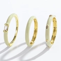 Dreiteiliges vergoldetes Ring-Set mit beigem Emaille und Zirkonia-Steinen - Beige (NCS00354-4)