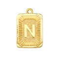 Colgante cuadrado dorado con letra N en relieve y acabado martillado para collares - Letra N (A0434)