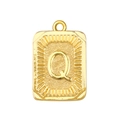 Detalle del colgante cuadrado chapado en oro con textura radiante y letra Q en relieve 3D - Letra Q (A0437)