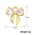 Macro-opname van vergulde strikhanger met hartvormige zirkonia, grootte 17mm x 17mm - Dubbele Vleugel Hart Strass Strik (A0238) / Goud