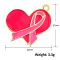 Macro-detail van de 21x22mm hart hanger met roze lint emaille en gouden plating - Hart Lint Stijl (A0913)