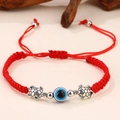 Dettaglio bracciale rosso intrecciato con malocchio, tartarughe e nodo regolabile - Corda Rossa Tartaruga