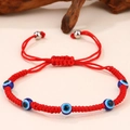 Dettaglio del bracciale malocchio rosso con perline in resina blu e cordino regolabile - Cinque Occhi Corda Rossa