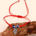 Dettaglio del bracciale intrecciato rosso con perline malocchio e mano di Fatima - Ciondolo Mano di Fatima Occhio Corda Rossa