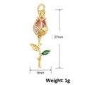 Makro-Detail eines 27mm vergoldeten Rosanananhängers mit rosa Kristall und grünem Blatt - Rosa Diamant Rose Stil (A1124)