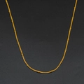 Dettaglio macro della collana a catena a serpente dorata con piccole perline cilindriche oro - Catena a Serpente con Sfere (Stile 5)