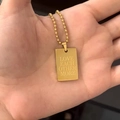 Collana in acciaio inossidabile dorato con pendente rettangolare e incisione a tema - LOVE EACH OTHER MORE (Originale)