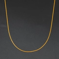 Dettaglio macro di una catena a onde d'acqua in oro lucido su sfondo scuro - Catena a Onde Torta (Stile 8)