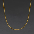 Dettaglio ravvicinato di una sottile catena a serpente dorata con trama metallica - Catena a Serpente Ultra Fine (Stile 12)