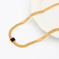 Collier chaîne serpent plate dorée avec pendentif rectangle noir sur plateau blanc - Noir