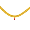 Gros plan d'un collier en maille dorée avec un pendentif rectangulaire en zircon rouge - Rose rouge