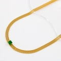 Détail d'un collier en maille dorée orné d'une pierre précieuse verte de coupe carrée - Or-Pierre Verte