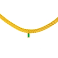 Détail du collier en maille dorée avec un pendentif carré en zircon vert émeraude - Émeraude