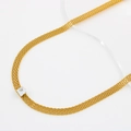 Gros plan détaillé d'un collier en maille dorée orné d'un zircon cubique carré central - Or-Pierre Blanche