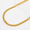 Détail du collier en maille dorée avec une pierre de zircon de coupe carrée champagne - Or-Pierre Champagne