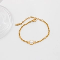 Goldfarbenes Edelstahlarmband mit einer zentralen weißen Perle und verstellbarem Verschluss - CK1233 Künstliches Perlenarmband