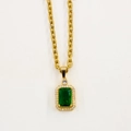 Dettaglio del ciondolo smeraldo con aureola di zirconi su catena in acciaio dorato - Stile smeraldo rettangolare (CK1940-modello 3)