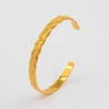 Bracciale aperto a forma di C placcato oro 18K con trama intrecciata e bordi ondulati - Oro CK523-GD (Treccia a torsione)