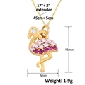 Vue détaillée du collier pendentif flamant rose doré avec pierres en zircon dégradé - Style Flamant (SL796) / Or