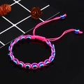 Detail van handgeweven roze evil eye armband met verstelbaar koord en blauwe glazen kralen - Roze (B0037)