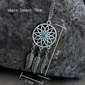 Détail du collier attrape-rêves avec perle turquoise et plumes argentées avec dimensions - Collier turquoise (N0067)
