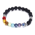Detailaufnahme von Hamsa-Hand-Anhänger auf buntem Chakra-Lava-Perlenarmband für Damen - Lavastein Hamsa Hand
