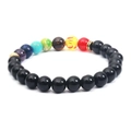 7 Chakra Lava-Perlenarmband mit bunten Perlen und goldenen Trennelementen auf weißem Grund - Schwarze Perlen 7 Chakra