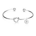 Detailopname van zilveren knooparmband met gepersonaliseerde letter P ronde hanger - Letter N(N) / Zilver