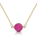 Gros plan sur collier doré avec pendentif rond en cristal druzy magenta et chaîne délicate - Magenta