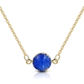Détail d'un collier avec pendentif druzy bleu rond et chaîne dorée pour femme - Bleu