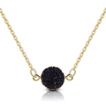 Vue détaillée du pendentif druzy noir circulaire plaqué or avec sa chaîne fine - Noir