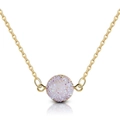 Vue détaillée d'un collier doré avec pendentif rond en pierre druzy violette iridescente - Blanc Rosé
