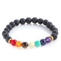 Handgefertigtes Chakra Lava-Armband mit sieben bunten Perlen und goldenen Metallelementen - 7 Chakra Lavastein Minimalistisch
