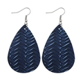 Dettaglio orecchini a goccia in pelle blu con trama intrecciata e ganci in metallo argento - Blu Metallico