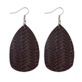 Detalle de pendientes de gota marrón oscuro con textura de cuero trenzado de espiga - Marrón Oscuro