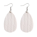 Detalle de pendientes de gota blancos con textura tejida y ganchos plateados - Blanco