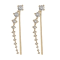Detail van vergulde oorbellen met negen gegradueerde zirkonia steentjes ontwerp - Gouden Gebogen Ear Climber (E1216)
