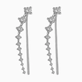 Detalle macro de pendientes trepadores de plata con nueve circonitas graduadas - Trepador de Circonia Plateado (E1217)