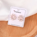 Detalle de pendientes de pétalos en oro rosa con circonitas y baño de oro real - Racimo de Flores Oro Rosa (E1118)