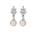 Primer plano detallado de pendientes Art Deco con circonitas y grandes perlas redondas - Abanico de Perlas Plateado (E1127)