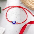 Detail van handgemaakte rode gevlochten armband met blauwe Evil Eye kraal en zilveren accenten - Dubbele Koord Boze Oog / Dubbele Rode Koord Stalen Kralen (B2657)