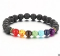 Chakra-Armband aus schwarzem Lavastein mit sieben farbigen Perlen und Messing-Abstandhaltern - Lavastein Schwarz