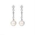 Pendientes largos con circonitas en degradé y una gran perla blanca redonda colgante - Perla Larga Plateada (E1135)