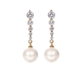 Detalle de pendientes colgantes de oro con circonitas cúbicas y perlas blancas - Perla Larga Dorada (E1137)