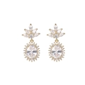 Primer plano detallado de pendientes dorados con circonitas marquesa y ovaladas - Colgante de Corazón Vintage Dorado (E1145)