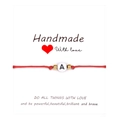 Detalle de pulsera trenzada roja hecha a mano con cuentas doradas y cuenta letra A - Letra A / Rojo
